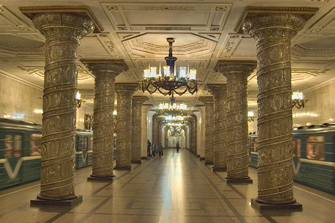 Рабочие станции, являются галереей советского реалистического искусства и часто упоминаются как "мраморный дворец для народа".