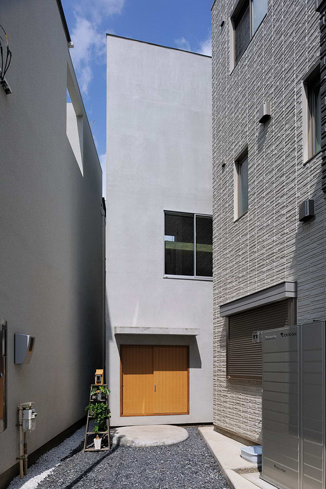 Дом Т (House T) в Японии от Hiroyuki Shinozaki Architects. Этот небольшой дом практически не имеет фасадов, он с четырёх сторон окружён узкими пешеходными проходами, отделяющими его от соседних зданий, и открыт лишь частично со стороны входа.