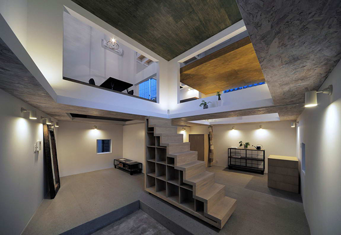 Дом Т (House T) в Японии от Hiroyuki Shinozaki Architects. Этот небольшой дом практически не имеет фасадов, он с четырёх сторон окружён узкими пешеходными проходами, отделяющими его от соседних зданий, и открыт лишь частично со стороны входа.