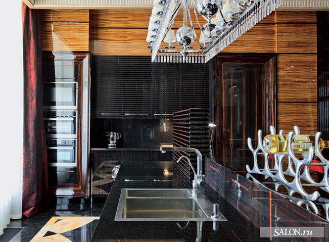 Стены гостиной, столовой и кухни, а также колонны декорированы буазери из эбенового дерева. Буазери, покрытые несколькими слоямилака до достижения зеркального блеска, были сделаны по специальному заказу на фабрике Francesco Molon.