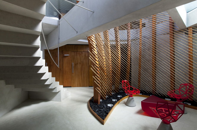 Дизайнеры студии Mareines + Patalano Arquitetura работали над оформлением интерьера офиса компании Glem в Рио-де-Жанейро, Бразилия Первое, что отличает данный проект, это необычное
