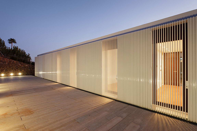 Дом BF (BF House) в Испании от OAB в сотрудничестве с ADI Arquitectura. Этот роскошный дом буквально парит на просторном участке с перепадом высот около 25 метров.