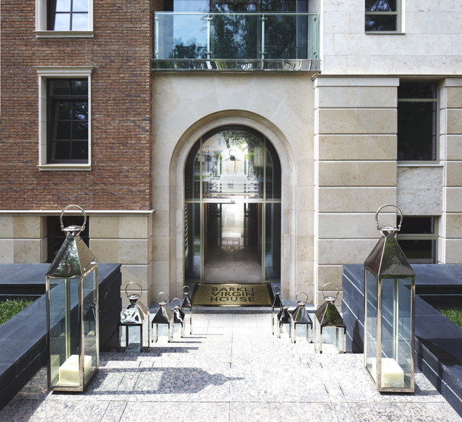 Один из лучших домов "Золотой Мили" построен по проекту известного британского дизайнера Келли Хоппена (Kelly Hoppen for you) создан в соответствии с международными стандартами стиля и комфорта. Построен в 2011 году.
