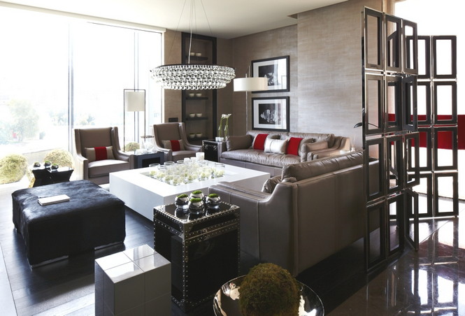 Один из лучших домов "Золотой Мили" построен по проекту известного британского дизайнера Келли Хоппена (Kelly Hoppen for you) создан в соответствии с международными стандартами стиля и комфорта. Построен в 2011 году.