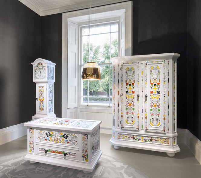 Коллекция мебели Altdeutsche Möbel, созданная дизайнерами Studio Job для компании Moooi, состоящей из сундука, высоких часов с маятником и шкафа.