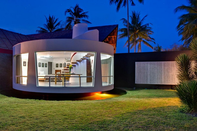 Канадский архитектор Дэвид Ломбарди (David Lombardi) разработал дизайн виллы Sapi, предназначеннной для сдачи в аренду, она расположена на острове Ломбок в Индонезии