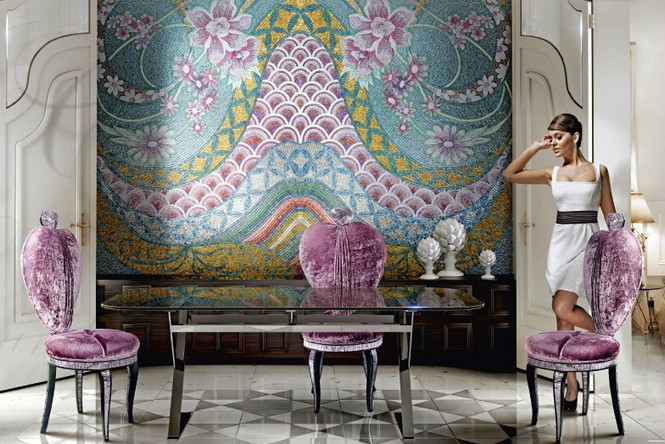 Итальянская компания Sicis помимо мозаики, специализируется на производстве мягкой мебели. Взяв за основу природную тематику, творческая группа превратила диваны и кресла в роскошные цветы, а стулья — в сказочных птиц.