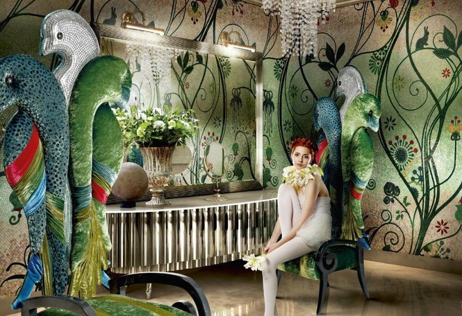 Итальянская компания Sicis помимо мозаики, специализируется на производстве мягкой мебели. Взяв за основу природную тематику, творческая группа превратила диваны и кресла в роскошные цветы, а стулья — в сказочных птиц.