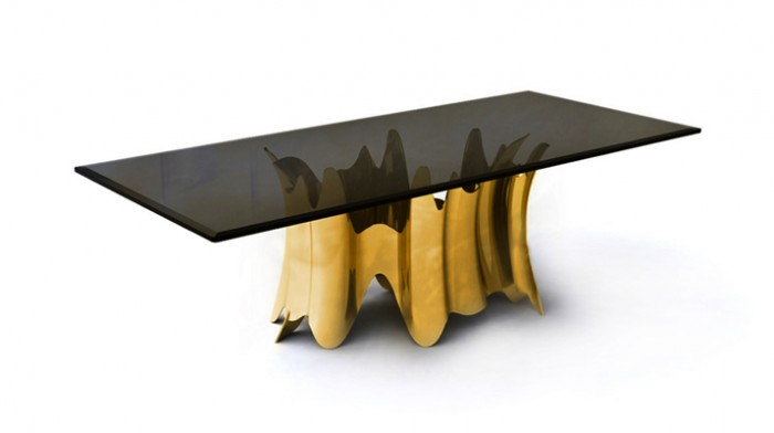 Обеденный стол от Koket, выполненный из прозрачного стекла с позолоченым основанием